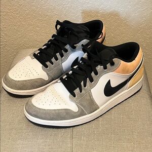 Mens Air Jordan 1 Low SE, size 10